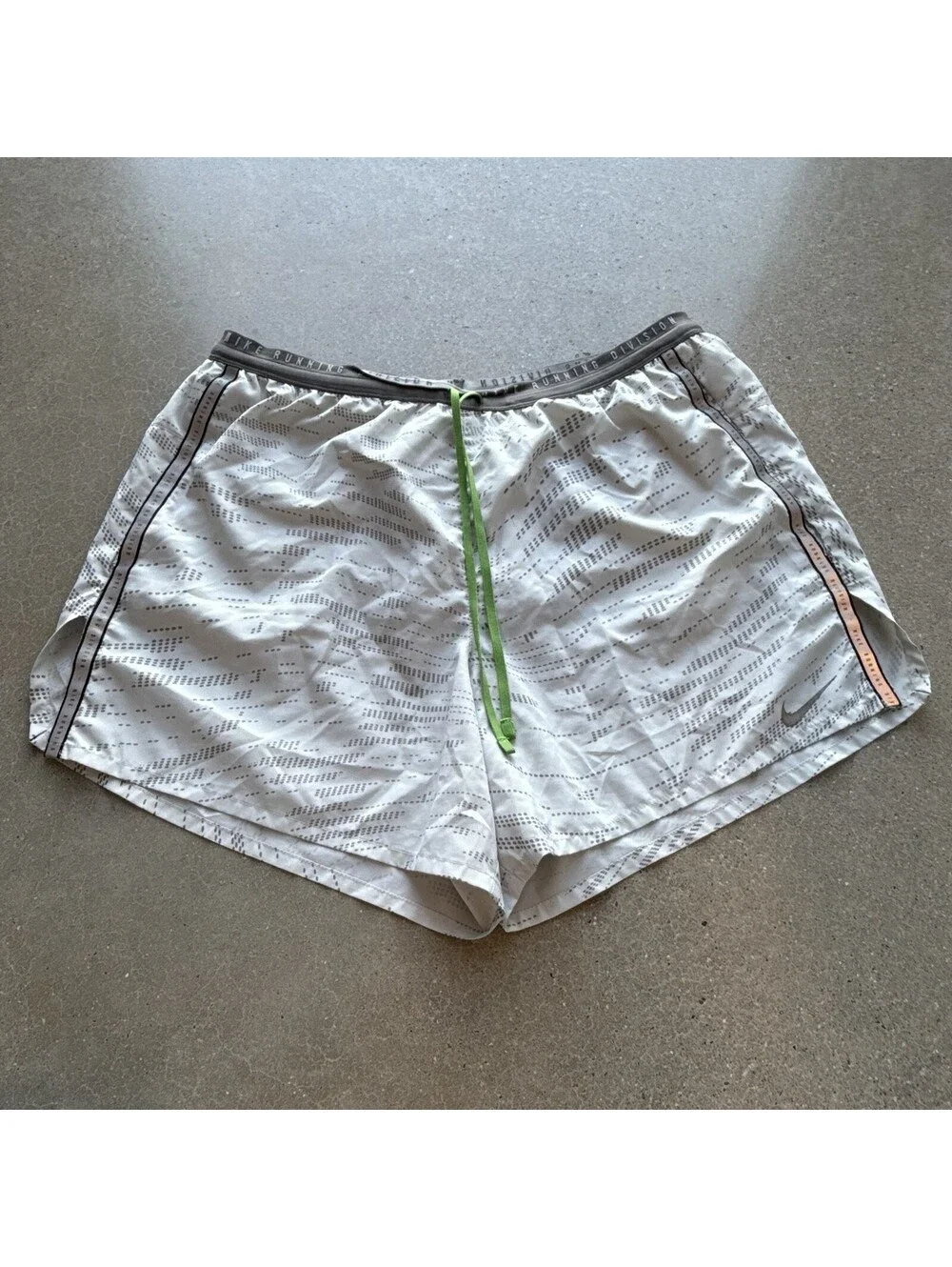 Nike Running  Division Shorts Men’s Sz XL Ivory